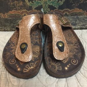Muk Luks Bronze Tina Sandal, Size 8